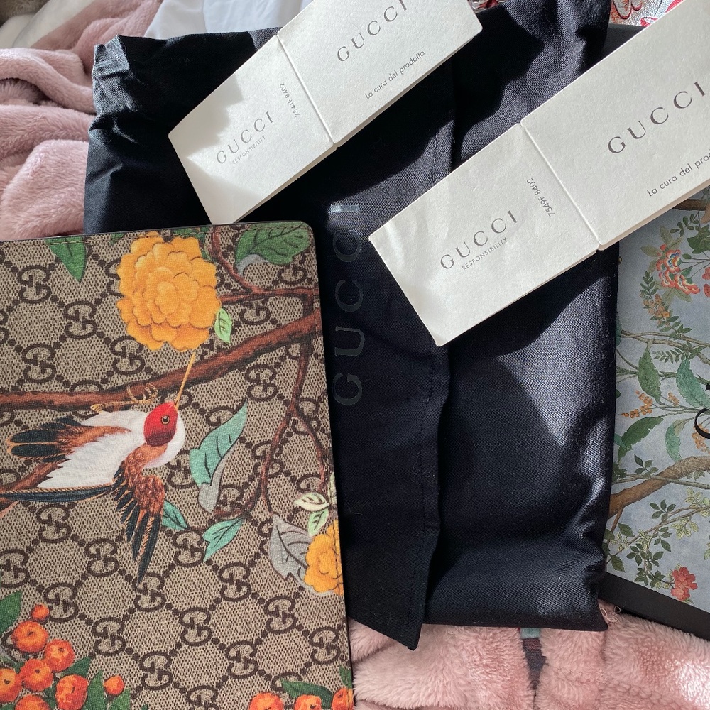 a simple authentic Gucci bag